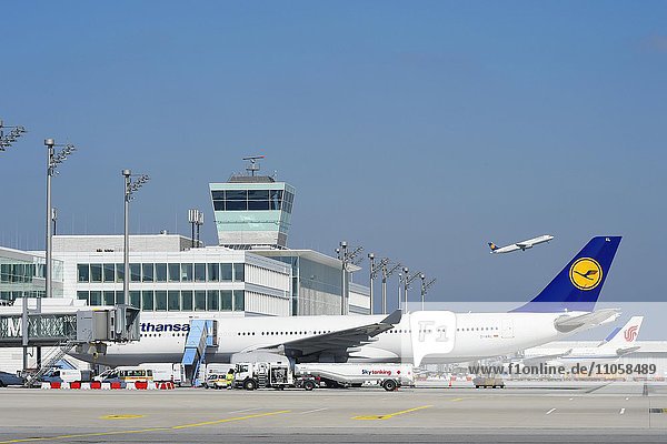 Lufthansa Airbus A330-300  Air China Airbus A 330-200  Tower  Satellit  Terminal 2  Flughafen München  Bayern  Deutschland  Europa
