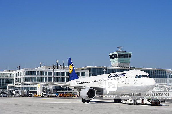Lufthansa Airbus A 319-100  Push Back Truck  Tower  Satellit  Terminal 2  Flughafen München  Bayern  Deutschland  Europa