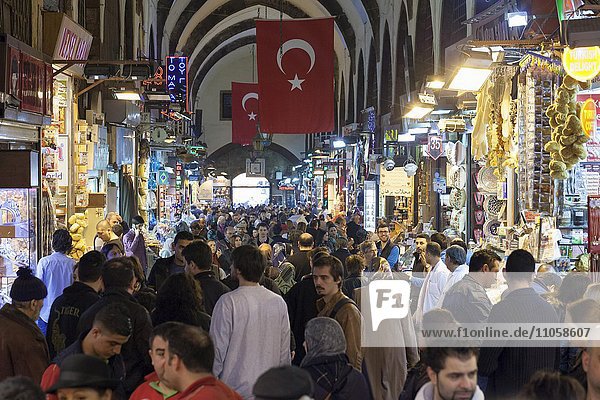 Menschenmenge  Großer Basar  Istanbul  Türkei  Asien