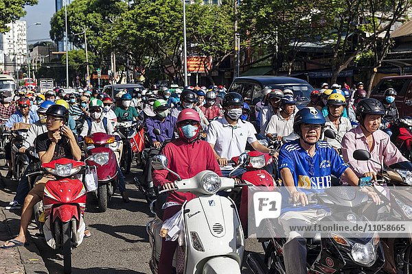 Mopeds auf der Straße im Verkehr Saigon Ho-Chi-Minh-City Vietnam Asien