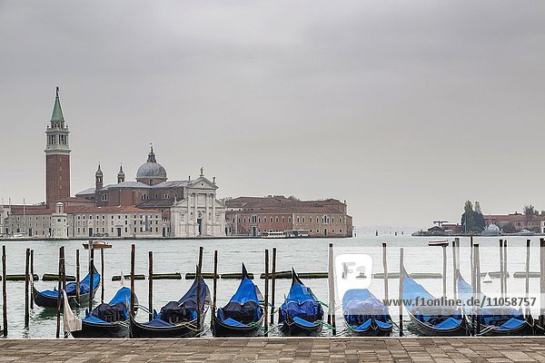 Ausblick auf die Isola di S. Giorgio Maggiore  im Vordergrund blaue Gondeln  Venedig  Italien  Europa