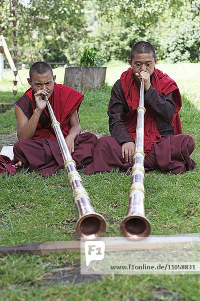 Mönche spielen die Dung  Chimi Tempel  Punakha Distrikt  Königreich Bhutan