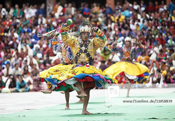 Tänzer und Zuschauer beim Tashichho Dzong Klosterfest  Thimphu  Königreich Bhutan
