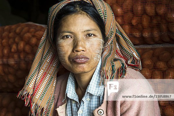 Frau mit Thanaka Paste im Gesicht bei der Kartoffelernte  Portrait  bei Pindaya  Taunggyi-Division  Shan Staat  Myanmar  Burma  Birma  Asien