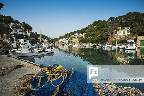 Bucht mit Fischerbooten und Hafen  Cala Figuera  Mallorca  Balearen  Spanien  Europa