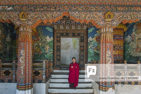 Mönch im Dzong  Trongsa  Himalaya-Region  Königreich Bhutan