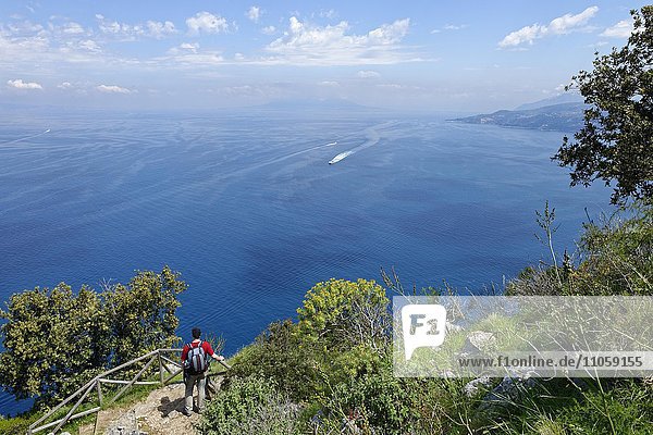 Wanderer auf dem Weg zur Villa Jovis  Küste von Sorrent  Capri  Golf von Neapel  Kampanien  Italien  Europa