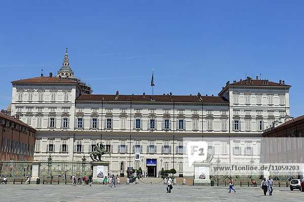 Piazza Castello mit dem Palazzo Reale  Turin  Piemont  Italien  Europa