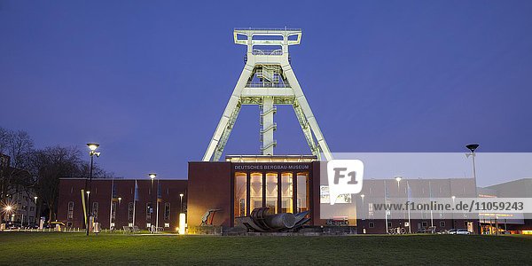 Deutsches Bergbau-Museum bei Dämmerung  Bochum  Ruhrgebiet  Nordrhein-Westfalen  Deutschland  Europa