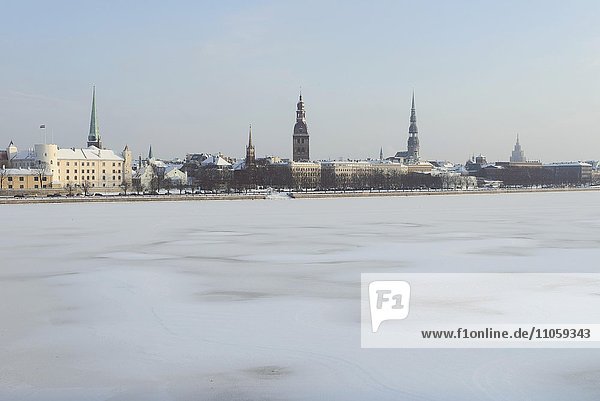 Altstadt am Ufer der zugefrorenen Daugava  Düna  mit dem Dom zu Riga  Riga  Lettland  Europa