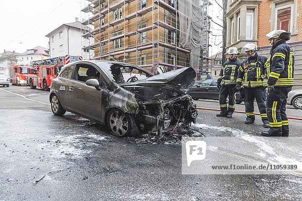 Feuerwehr Stuttgart löscht einen PKW Corsa  verbrannter Motorraum  Stuttgart  Baden-Württemberg  Deutschland  Europa