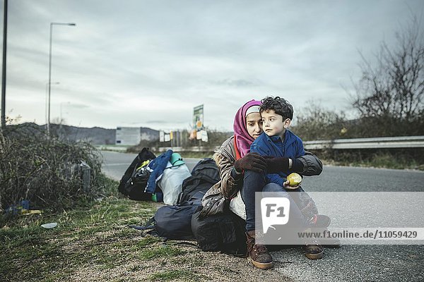 Flüchtlingslager Idomeni an der griechisch-mazedonischen Grenze  eine Mutter mit Kind blickt auf den Weg zurück  Idomeni  Zentralmakedonien  Griechenland  Europa