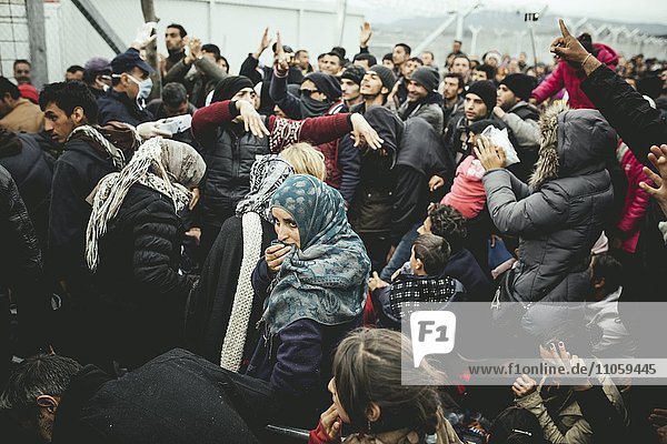 Flüchtlingslager Idomeni an der griechisch-mazedonischen Grenze  wartende Flüchtlinge am Checkpoint  Idomeni  Zentralmakedonien  Griechenland  Europa