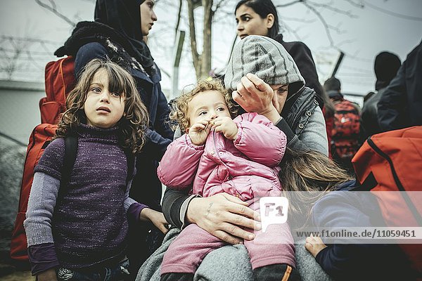 Flüchtlingslager Idomeni an der griechisch-mazedonischen Grenze  wartende Flüchtlinge am Checkpoint  ein behinderter Mann mit seiner Familie  der aus Mazedonien zurückgewiesen wurde  Idomeni  Zentralmakedonien  Griechenland  Europa
