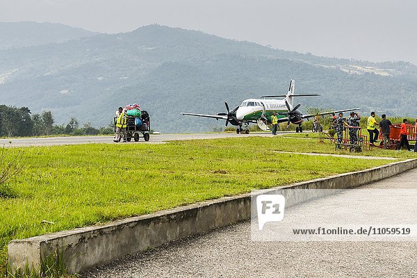 Ein Arbeiter transportiert Gepäck zum Flughafen von Tumlingtar  Sankhuwasabha  Nepal  Asien