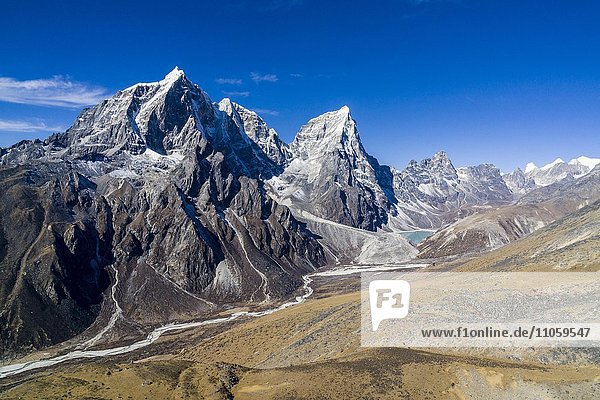 Ausblick auf Mt. Cholatse  6335 m  und Mt. Taboche  6367 m  Dingboche  Solo Khumbu  Nepal  Asien
