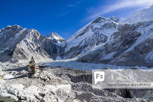 View across the Kumbhu Glacier towards the Kumbhu Icefall  Khumbutse (6665m) mountain behind  Gorakshep  Solo Khumbu  Nepal  Asia