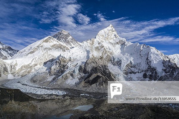 Das Bergmassiv rund um den Mt. Everest  8848 m  and Mt. Nuptse  7861 m  aus Sicht vom Kala Pathar  5545 m  Gorakshep  Solo Khumbu  Nepal  Asien