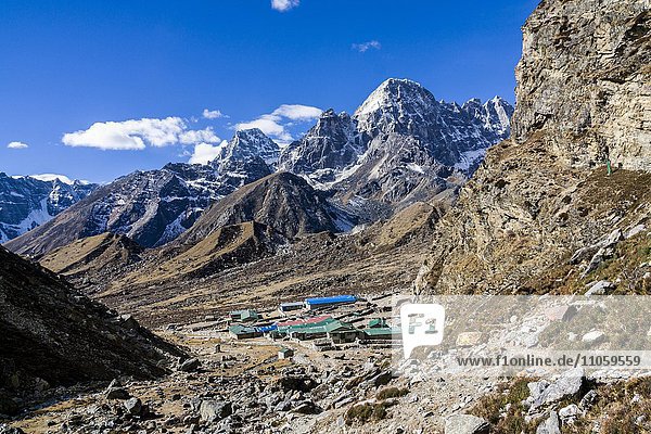 Ausblick auf das Dorf Dragnag  schneebedeckte Berge dahinter  Dragnag  Solo Khumbu  Nepal  Asien