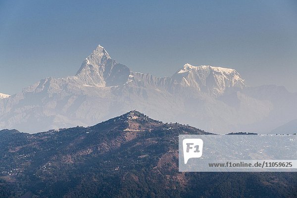 Gipfel von Annapurna III und Machapuchare im Dunst hinter dem Kamm von Sarangkot  Thumki  Kaski  Nepal  Asien