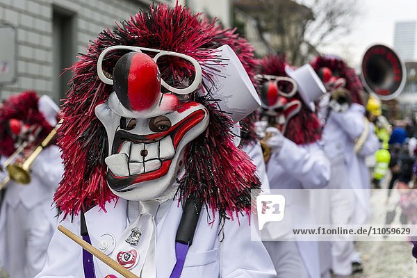 Menschen tragen Kostüme und Masken bei der großen Prozession der Basler Fasnacht  Basel  Schweiz  Europa