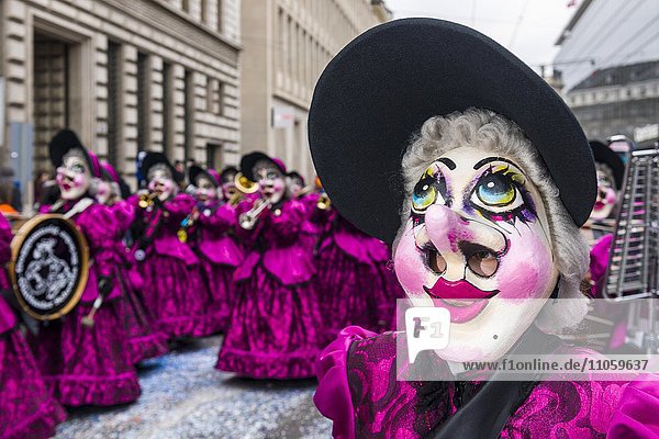 Guggenmusiker tragen Kostüme und Masken bei der großen Prozession der Basler Fasnacht  Basel  Schweiz  Europa