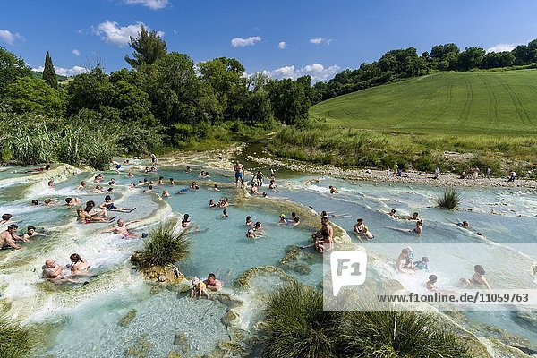 Menschen baden in den heißen Quellen von Saturnia  Thermalort  Saturnia  Toskana  Italien  Europa