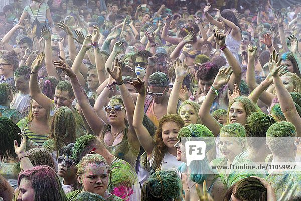 Menschenmenge  Arme in die Luft gestreckt  eingefärbt mit Farbpulver  farbenfroh  Holi Festival  Dresden  Sachsen  Deutschland  Europa