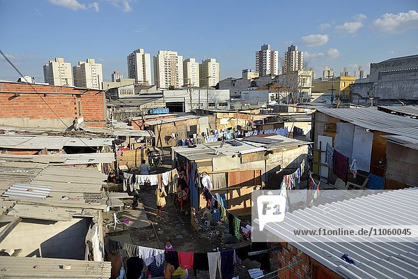 Armenviertel aus Holzbarracken auf einem besetzten Grundstück, Favela 21 de Abril, Sao Paulo, Brasilien, Südamerika