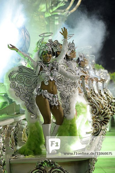 Samba Tänzerinnen auf einem Allegorien-Wagen  Umzug der Sambaschule Acadêmicos do Grande Rio  Karneval 2016 in der Arena Sambodromo  Rio de Janeiro  Brasilien  Südamerika