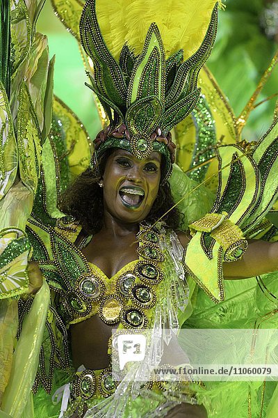Samba Tänzerin auf einem Allegorien-Wagen  Umzug der Sambaschule Imperatriz Leopoldinense  Karneval 2016 in der Arena Sambodromo  Rio de Janeiro  Brasilien  Südamerika