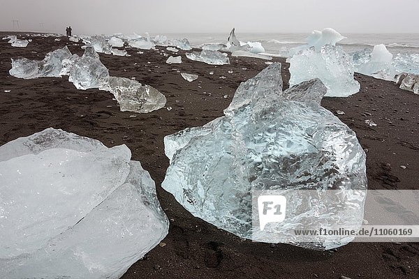 Eisbrocken am Strand  nahe Gletschersee Jökulsarlon  Island  Europa