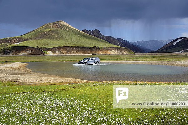 Vulkanische Landschaft  Landmannalaugar  Auto fährt durch Gletscherfluss Joekugilskvisl  Fjallabak Nationalpark  Island  Europa