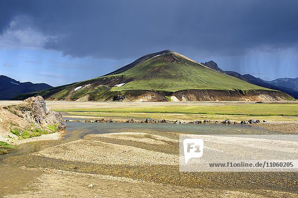 Vulkanische Landschaft  Landmannalaugar  Gletscherfluss Joekugilskvisl  Fjallabak Nationalpark  Island  Europa
