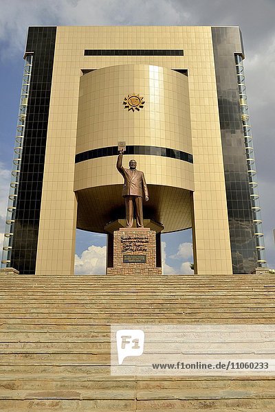 Unabhängigkeitsmuseum Independence Memorial Museum davor Statue von Sam Nujoma erster Präsident der Republik Namibia Windhoek Namibia Afrika