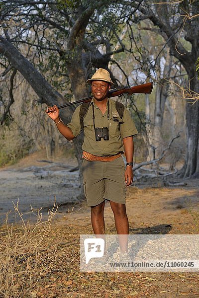 Bewaffneter Parkwächter  Guide bei einer Fußwanderung  Mana-Pools-Nationalpark  Provinz Mashonaland West  Simbabwe  Afrika
