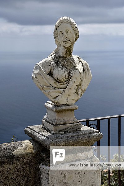 Marmorne Büste auf der Terrazza dell'Infinito der Villa Cimbrone Ravello Amalfiküste Costiera Amalfitana Provinz Salerno Kampanien Italien Europa