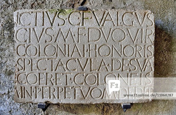 Römische Inschrift am Eingang zum Amphitheater antike Stadt Pompeji Kampanien Italien Europa