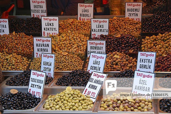 Mehrere Sorten von Oliven an einem Marktstand  Istanbul  Türkei  Asien