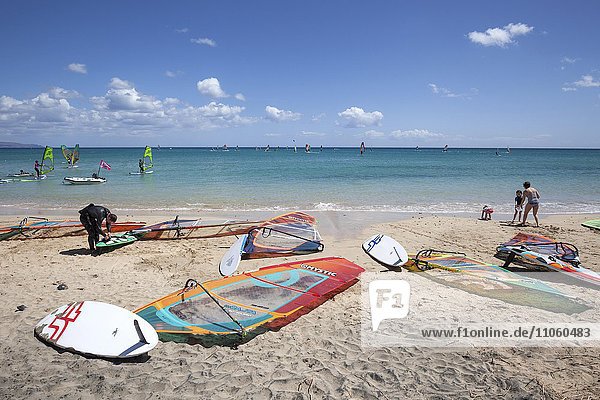 Windsurfing Bretter und Segel liegen am Strand  Playa Risco del Paso  Playa de Sotavento  Jandia  Fuerteventura  Kanarische Inseln  Spanien  Europa