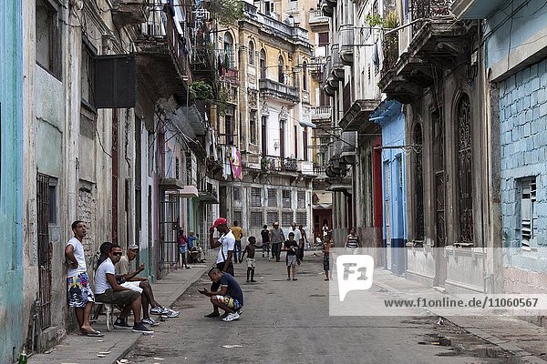 Straßenszene mit typischen Häusern  Altstadt von Havanna  Kuba  Nordamerika