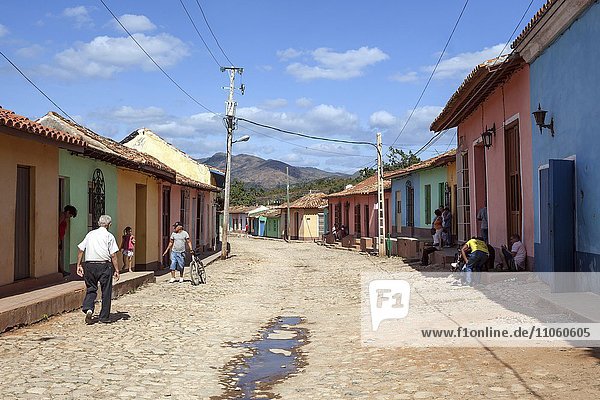 Straßenszene  typische Straße mit Kopfsteinpflaster und bunten Häusern  historische Altstadt  Trinidad  UNESCO Weltkulturerbe  Provinz Sancti Spiritus  Kuba  Nordamerika