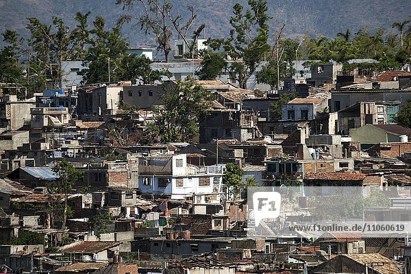 Häuser und Dächer einer Wohnsiedlung  Slum am Rand von Santiago de Cuba  Provinz de Santiago de Cuba  Kuba  Nordamerika