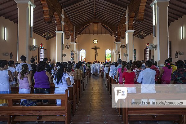 Gottesdienst in der Kirche  Catedral de Nuestra Señora de la Asuncion  Baracoa  Provinz Guantanamo  Kuba  Nordamerika