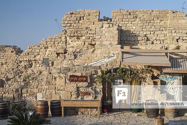 Rustikale Weinschänke an der Festungsmauer  archäologische Ausgrabung  antike Stadt Caesarea Maritima  auch Cäsarea oder Caesarea  Nationalpark  Scharonebene oder Scharon-Ebene am Mittelmeer  Israel  Asien