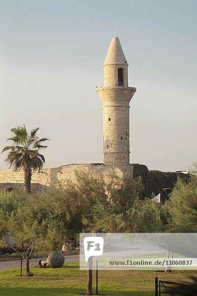 Minarett  archäologische Ausgrabung  antike Stadt Caesarea Maritima  auch Cäsarea oder Caesarea  Nationalpark  Scharonebene oder Scharon-Ebene am Mittelmeer  Israel  Asien
