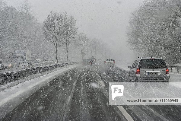 Autos bei Schneetreiben und Glätte auf Autobahn A7  schlechte Sicht  Bayern  Deutschland  Europa