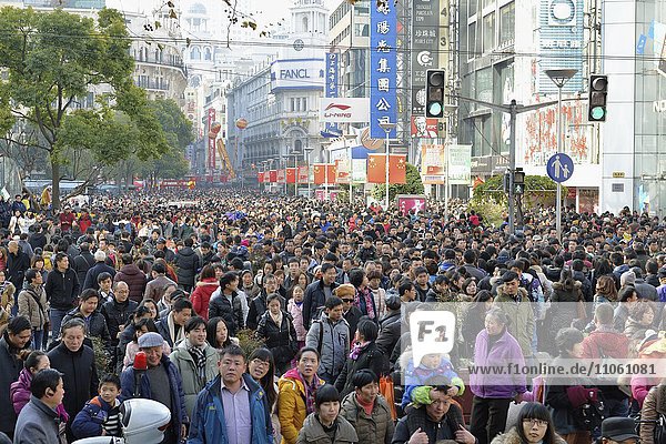 Menschenmassen auf der Lu Nanjing Road  größte Einkaufsstraße von Shanghai  China  Asien