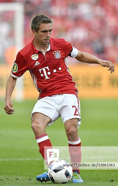 Philipp Lahm am Ball  Fussballspieler beim FC Bayern München  DFB-Pokalfinale  Berlin  Deutschland  Europa