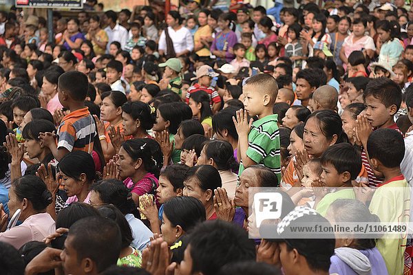 Praying believers in the Azarni Road  Bigboon Festival  day of meditation  pilgrims' procession  Dhammakaya Foundation  Dawei  Tanintharyi Region  Myanmar  Asia *** IMPORTANT: Image may not be used in a negative context with the Dhammakaya temple ***